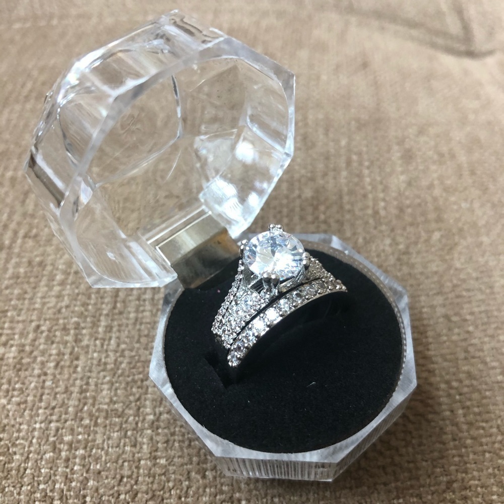 New gorgeous engagement Ring size 8